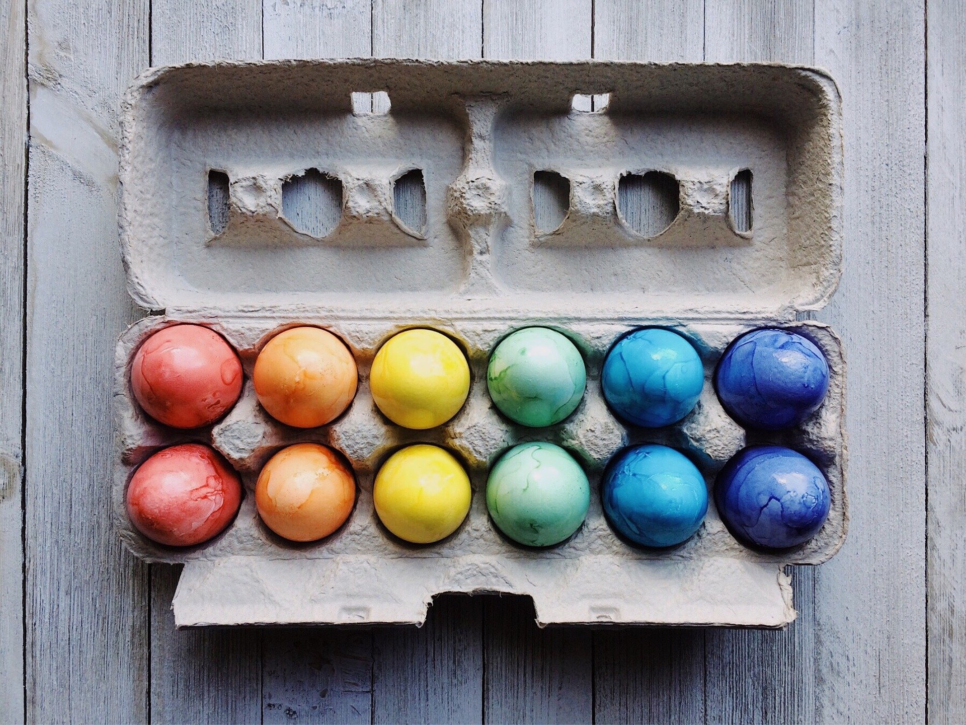 Ostern Bunte Ostereier in einem Eierkarton